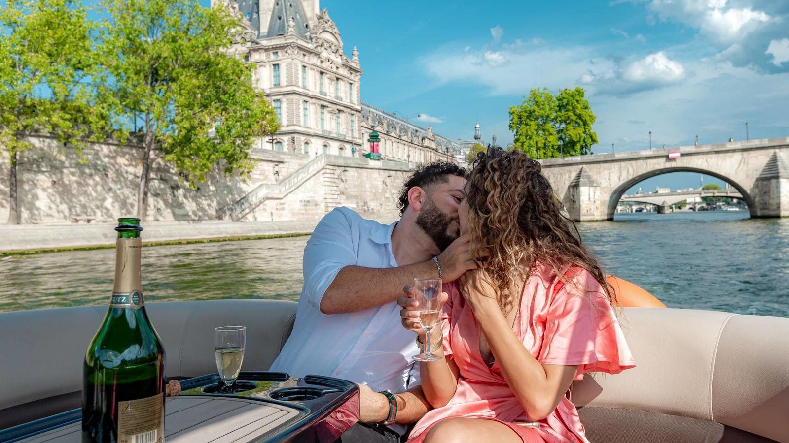 Couple s'embrassent pendant leur week end en amoureux