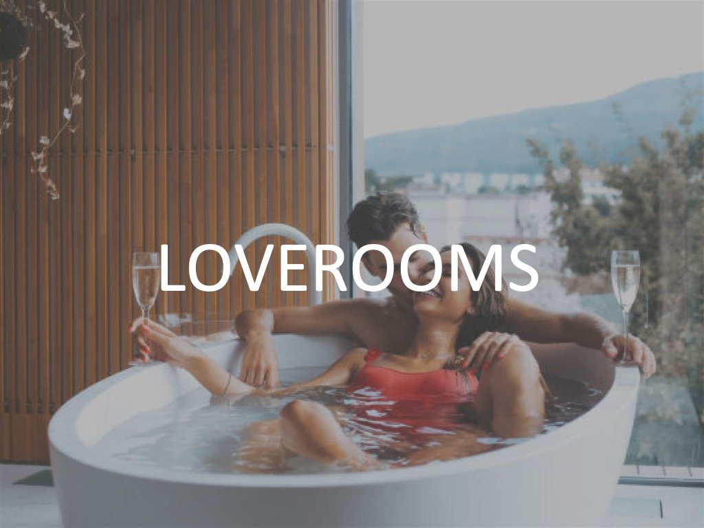 Couple dans une loveroom avec jacuzzi privatif