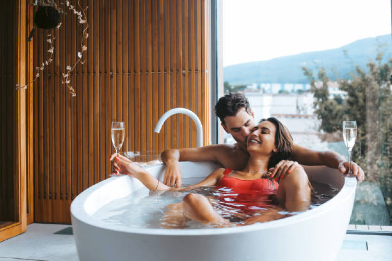 Couple se prélasse dans un jacuzzi pendant un week end en amoureux