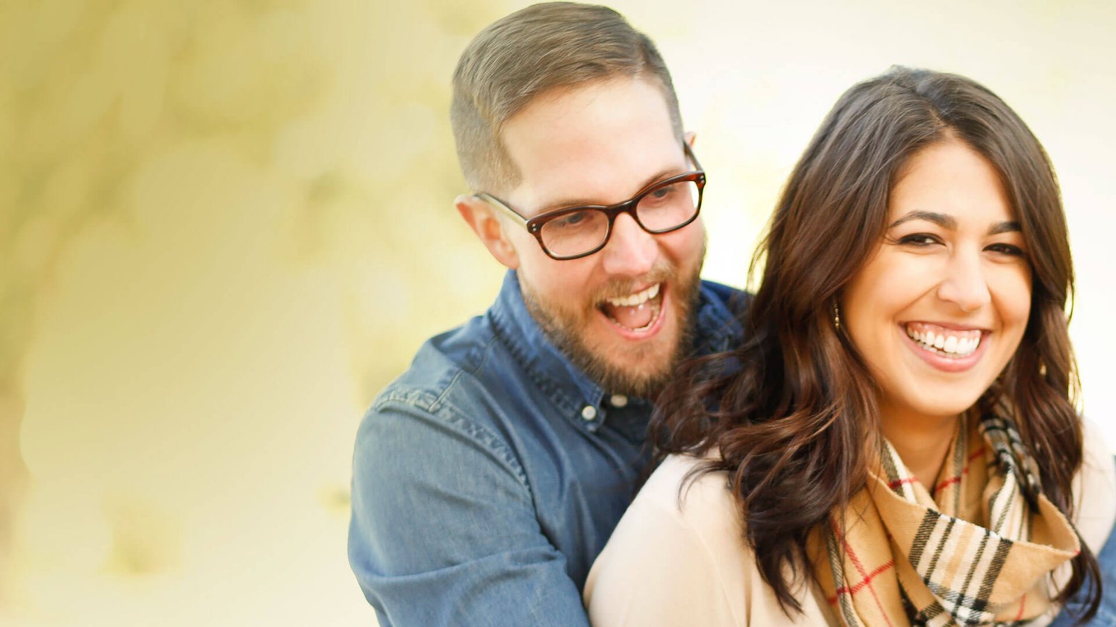 Couple enlacé heureux