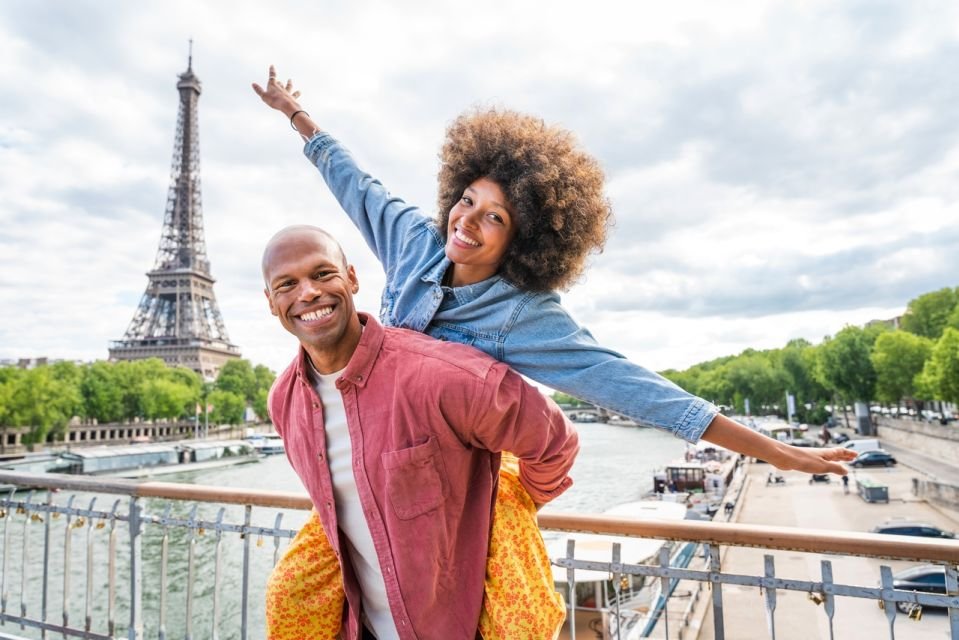 Activité de couple heureux visite Paris lors d'un week end en amoureux