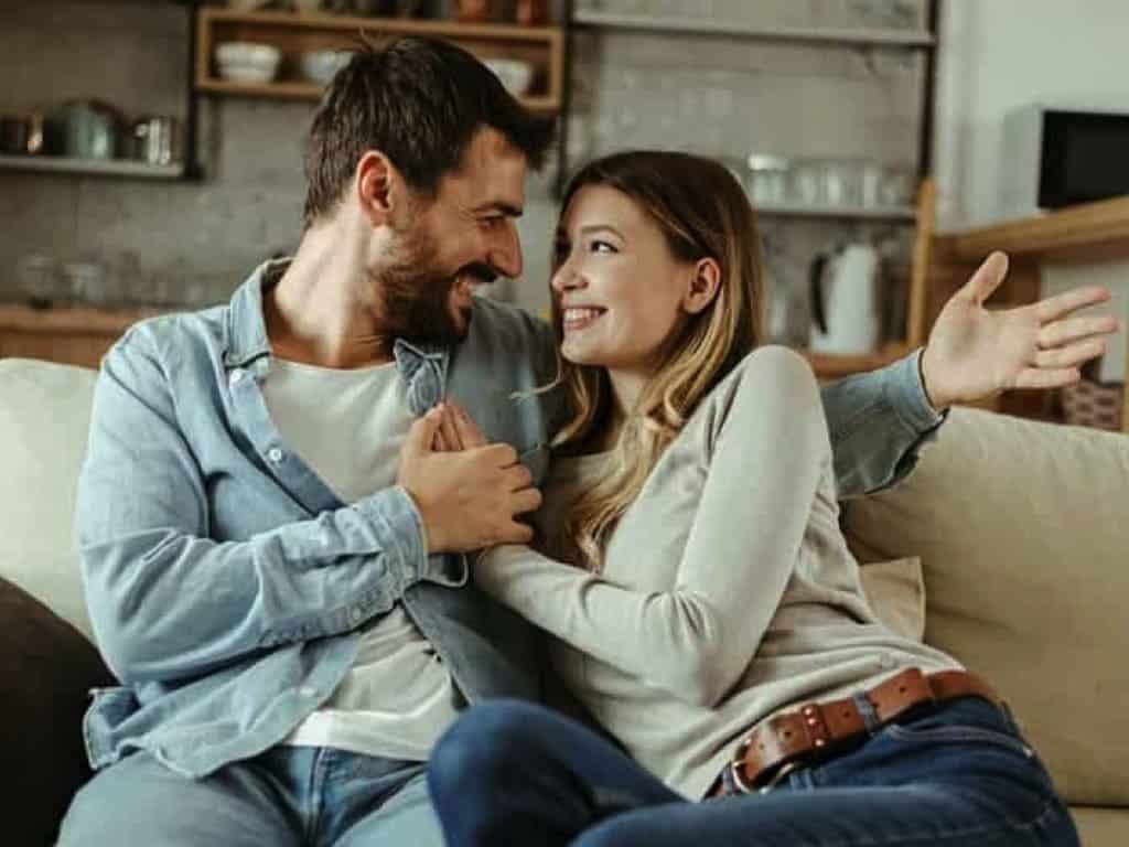 Couple communique salon